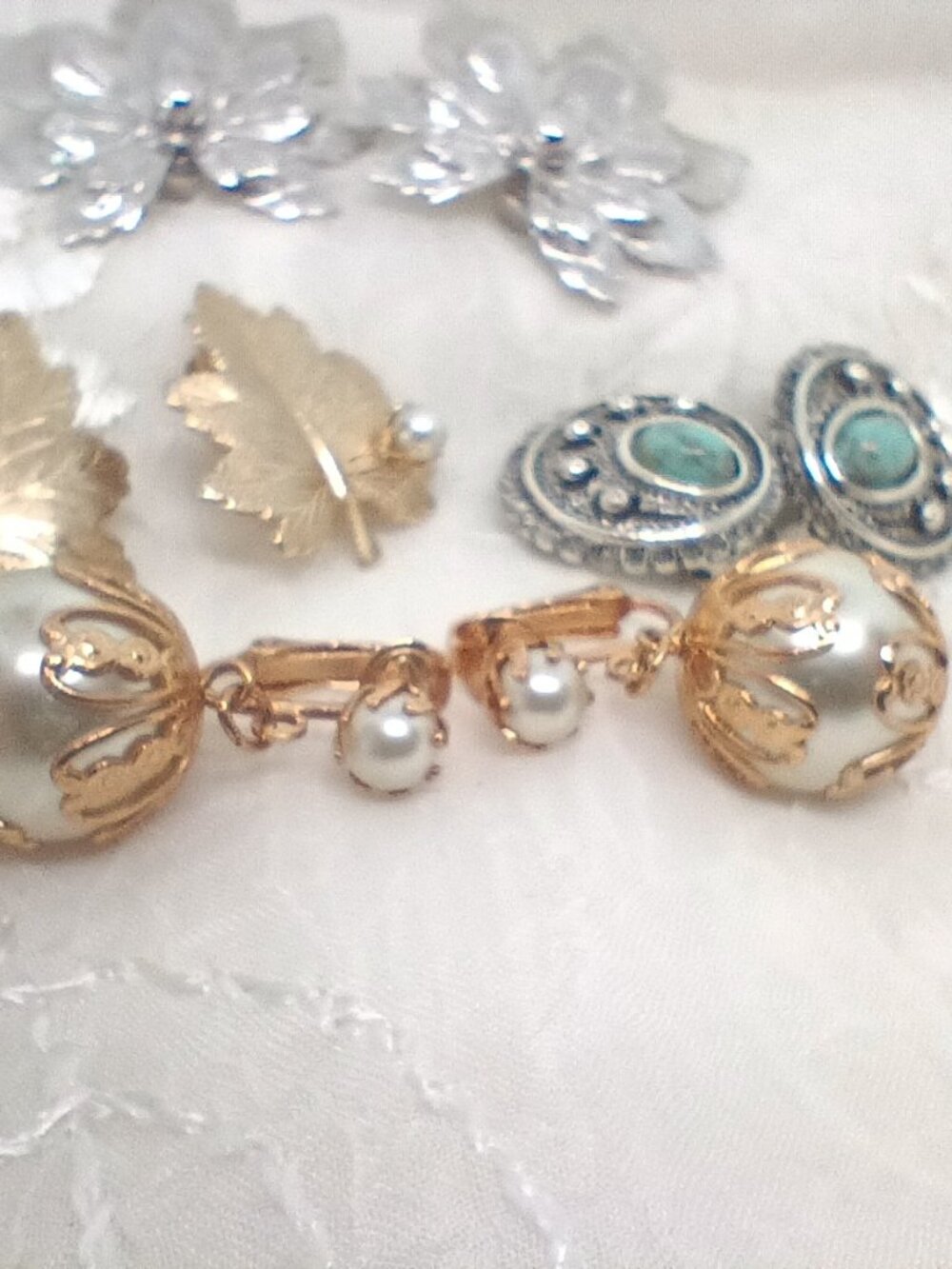 lot of Sarah Coventry Earrings Gold Tone Clip On's Whispering Leaf, Dangle Pearl - Picture 7 of 11